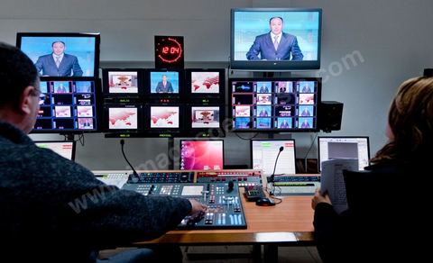 Régie du JT télé de la wataniya 1 lors du JT de 12h avec Abdeljelil Abbassi, présentateur du JT, dans la rédaction et les studios de la chaine de Télévision nationale Tunisienne El Wataniya 1 et 2.