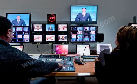 Régie du JT télé de la wataniya 1 lors du JT de 12h avec Abdeljelil Abbassi, présentateur du JT, dans la rédaction et les studios de la chaine de Télévision nationale Tunisienne El Wataniya 1 et 2.