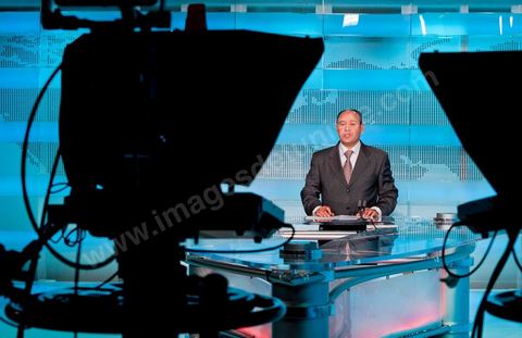 Plateau du JT télé de la wataniya 1 lors du JT de 12h avec Abdeljelil Abbassi, présentateur du JT, dans la rédaction et les studios de la chaine de Télévision nationale Tunisienne El Wataniya 1 et 2.
