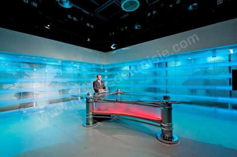 Plateau du JT télé de la wataniya 1 lors du JT de 12h avec Abdeljelil Abbassi, présentateur du JT, dans la rédaction et les studios de la chaine de Télévision nationale Tunisienne El Wataniya 1 et 2.