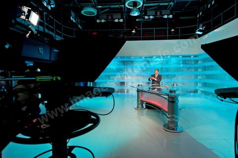 Plateau du JT télé de la wataniya 1 lors du JT de 12h avec Abdeljelil Abbassi, présentateur du JT, dans la rédaction et les studios de la chaine de Télévision nationale Tunisienne El Wataniya 1 et 2.