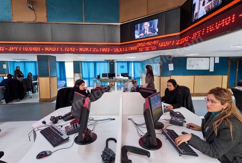 Les journalistes de l'information dans la presse room de la Wataniya 1 dans la rédaction et les studios de la chaine de Télévision nationale Tunisienne El Wataniya 1 et 2.