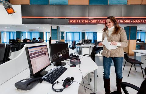 Les journalistes de l'information dans la presse room de la Wataniya 1 dans la rédaction et les studios de la chaine de Télévision nationale Tunisienne El Wataniya 1 et 2.