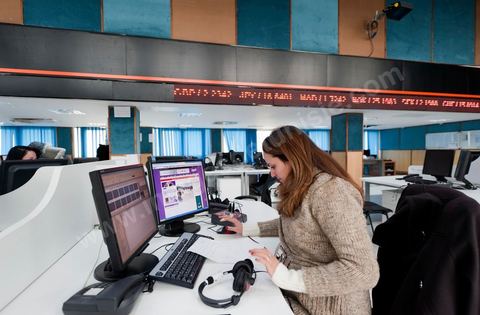 Les journalistes de l'information dans la presse room de la Wataniya 1 dans la rédaction et les studios de la chaine de Télévision nationale Tunisienne El Wataniya 1 et 2.