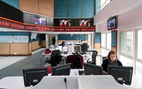 Les journalistes de l'information dans la presse room de la Wataniya 1 dans la rédaction et les studios de la chaine de Télévision nationale Tunisienne El Wataniya 1 et 2.