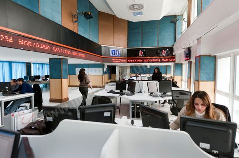 Les journalistes de l'information dans la presse room de la Wataniya 1 dans la rédaction et les studios de la chaine de Télévision nationale Tunisienne El Wataniya 1 et 2.