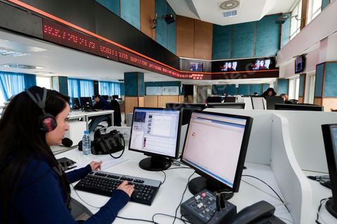 Les journalistes de l'information dans la presse room de la Wataniya 1 dans la rédaction et les studios de la chaine de Télévision nationale Tunisienne El Wataniya 1 et 2.