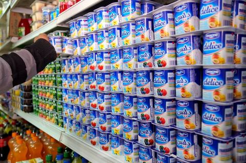 Rayonnage en épicerie des yaourgts Delice Danone.