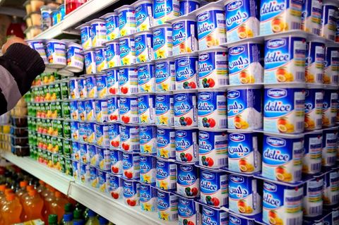 Rayonnage en épicerie des yaourgts Delice Danone.