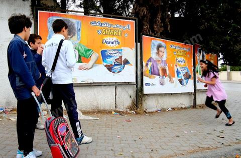 Affiche publicitaire Danette de Delice Danone devant Ecole primaire de Megrine