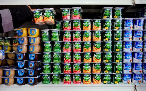 Rayonnage en épicerie des yaourgts Delice Danone.