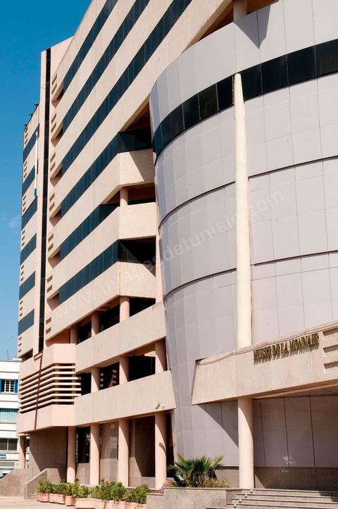 Façade du Musée de la Monnaie de la Banque Centrale de Tunisie sur l'avenue Mohamed V à Tunis