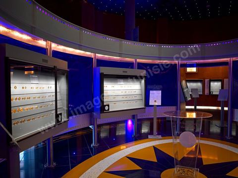 Salles et vitrine du Musée de la Monnaie de la Banque Centrale de Tunisie sur l'avenue Mohamed V à Tunis