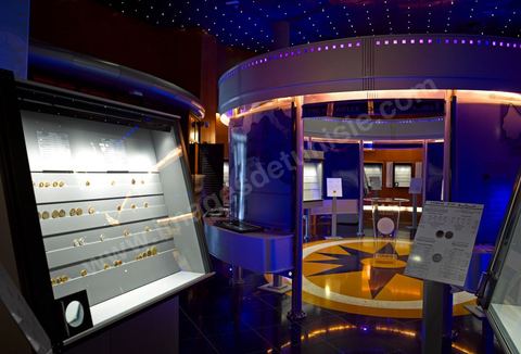 Salles et vitrine du Musée de la Monnaie de la Banque Centrale de Tunisie sur l'avenue Mohamed V à Tunis
