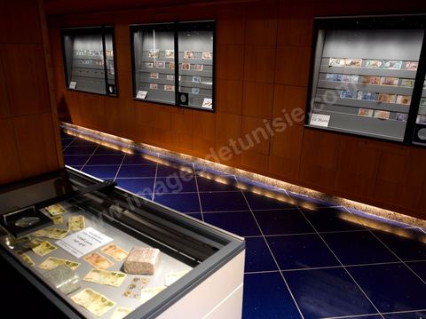 Salles et vitrine du Musée de la Monnaie de la Banque Centrale de Tunisie sur l'avenue Mohamed V à Tunis