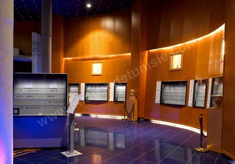 Salles et vitrine du Musée de la Monnaie de la Banque Centrale de Tunisie sur l'avenue Mohamed V à Tunis