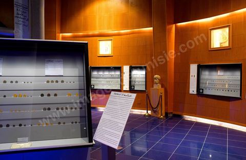 Salles et vitrine du Musée de la Monnaie de la Banque Centrale de Tunisie sur l'avenue Mohamed V à Tunis