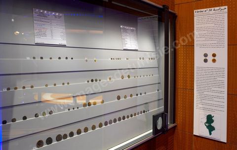 Salles et vitrine du Musée de la Monnaie de la Banque Centrale de Tunisie sur l'avenue Mohamed V à Tunis