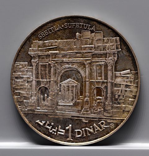 Pièces de monnaie tunisienne commémorative au Musée de la Monnaie de la Banque Centrale de Tunisie sur l'avenue Mohamed V à Tunis