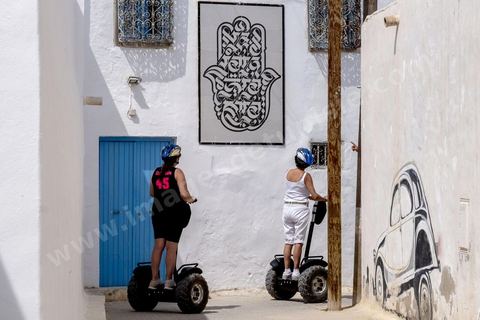 A Erriadh, Djerbahood, le musée à ciel ouvert de street art développée par Mehdi Ben Cheikh, de la galerie Itinérance à Paris 13. Oeuvre de l'artiste Cryptik