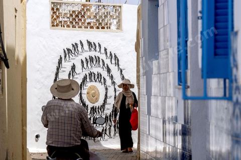 A Erriadh, Djerbahood, le musée à ciel ouvert de street art développée par Mehdi Ben Cheikh, de la galerie Itinérance à Paris 13. Oeuvre de l'artiste David De La Mano