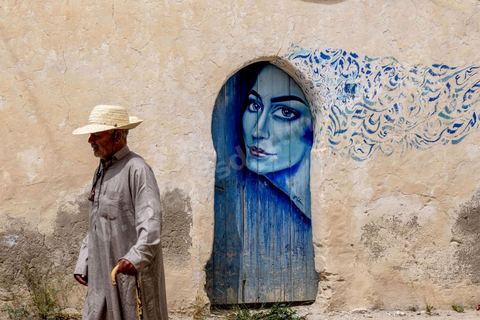 A Erriadh, Djerbahood, le musée à ciel ouvert de street art développée par Mehdi Ben Cheikh, de la galerie Itinérance à Paris 13.
