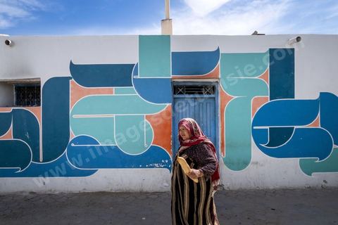 A Erriadh, Djerbahood, le musée à ciel ouvert de street art développée par Mehdi Ben Cheikh, de la galerie Itinérance à Paris 13. Oeuvre de l'artiste ST4