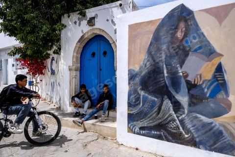 A Erriadh, Djerbahood, le musée à ciel ouvert de street art développée par Mehdi Ben Cheikh, de la galerie Itinérance à Paris 13. Oeuvre de l'artiste Rouge Hartley.
