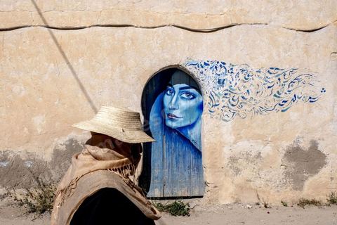 A Erriadh, Djerbahood, le musée à ciel ouvert de street art développée par Mehdi Ben Cheikh, de la galerie Itinérance à Paris 13.