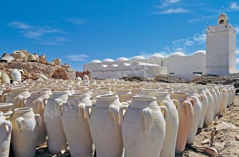 Séchage de jarres traditionnelles et mosquée - Guellala - Ile de DJerba