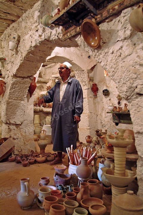 Boutique de poterie dans un atelier à Guellala - Ile de DJerba