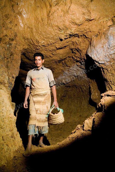 Carrières d'argile à Guellala, à plus de 50 ml de profondeur les potiers exploitent encore les carrières d'argile utilisées par les punique à l'époque antique