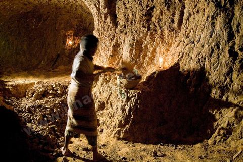 Carrières d'argile à Guellala, à plus de 50 ml de profondeur les potiers exploitent encore les carrières d'argile utilisées par les punique à l'époque antique