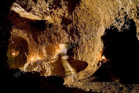 Carrières d'argile à Guellala, à plus de 50 ml de profondeur les potiers exploitent encore les carrières d'argile utilisées par les punique à l'époque antique