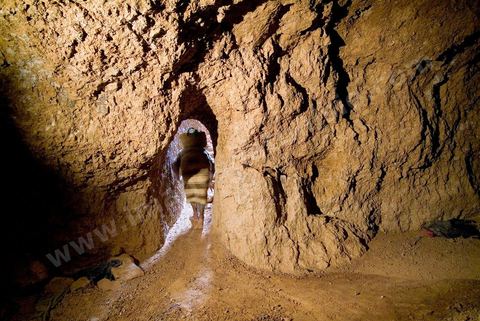 Carrières d'argile à Guellala, à plus de 50 ml de profondeur les potiers exploitent encore les carrières d'argile utilisées par les punique à l'époque antique