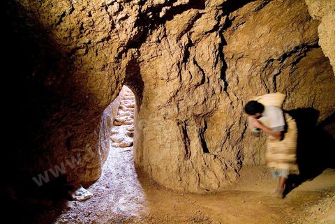 Carrières d'argile à Guellala, à plus de 50 ml de profondeur les potiers exploitent encore les carrières d'argile utilisées par les punique à l'époque antique
