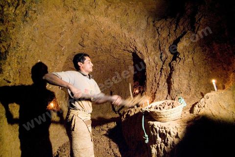 Carrières d'argile à Guellala, à plus de 50 ml de profondeur les potiers exploitent encore les carrières d'argile utilisées par les punique à l'époque antique