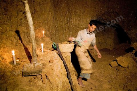 Carrières d'argile à Guellala, à plus de 50 ml de profondeur les potiers exploitent encore les carrières d'argile utilisées par les punique à l'époque antique
