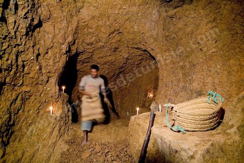 Carrières d'argile à Guellala, à plus de 50 ml de profondeur les potiers exploitent encore les carrières d'argile utilisées par les punique à l'époque antique