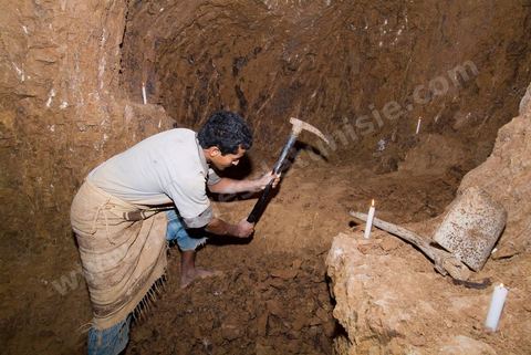Carrières d'argile à Guellala, à plus de 50 ml de profondeur les potiers exploitent encore les carrières d'argile utilisées par les punique à l'époque antique