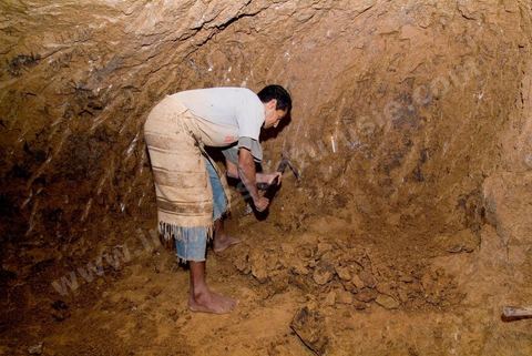 Carrières d'argile à Guellala, à plus de 50 ml de profondeur les potiers exploitent encore les carrières d'argile utilisées par les punique à l'époque antique