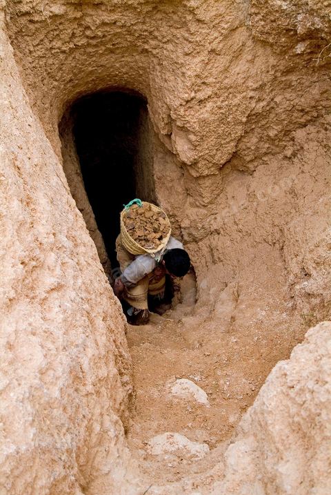 Carrières d'argile à Guellala, à plus de 50 ml de profondeur les potiers exploitent encore les carrières d'argile utilisées par les punique à l'époque antique