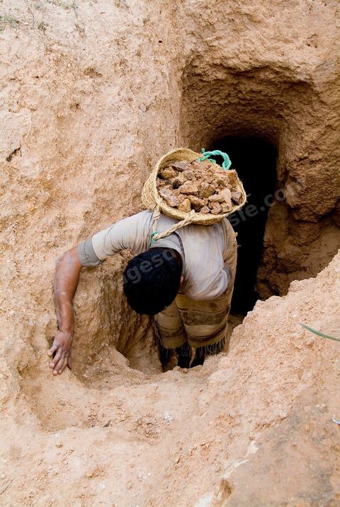 Carrières d'argile à Guellala, à plus de 50 ml de profondeur les potiers exploitent encore les carrières d'argile utilisées par les punique à l'époque antique