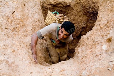 Carrières d'argile à Guellala, à plus de 50 ml de profondeur les potiers exploitent encore les carrières d'argile utilisées par les punique à l'époque antique