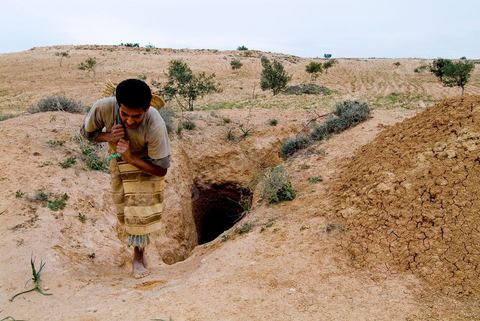 Carrières d'argile à Guellala, à plus de 50 ml de profondeur les potiers exploitent encore les carrières d'argile utilisées par les punique à l'époque antique