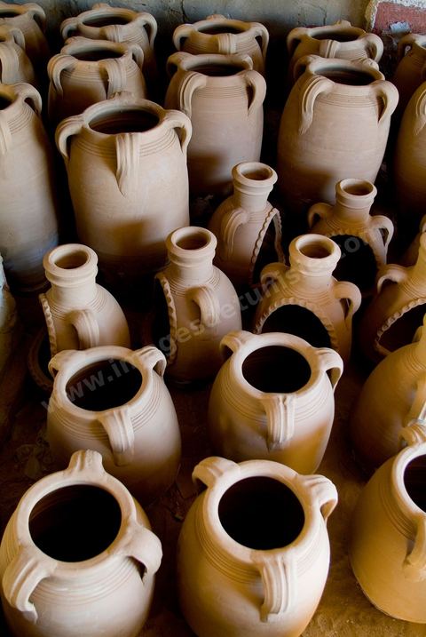 poterie en phase de séchage à Guellala village des potiers sur l'île de DJerba