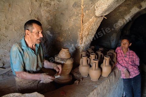potier dans son atelier à Guellala - Ile de DJerba