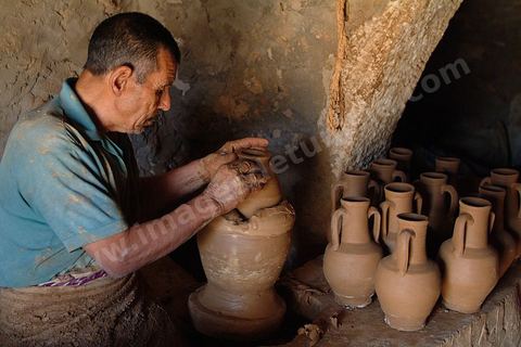 potier dans son atelier à Guellala - Ile de DJerba
