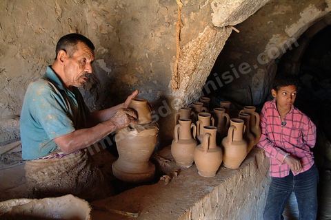 potier dans son atelier à Guellala - Ile de DJerba