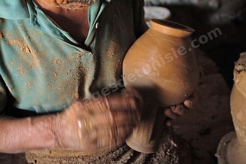potier dans son atelier à Guellala - Ile de DJerba